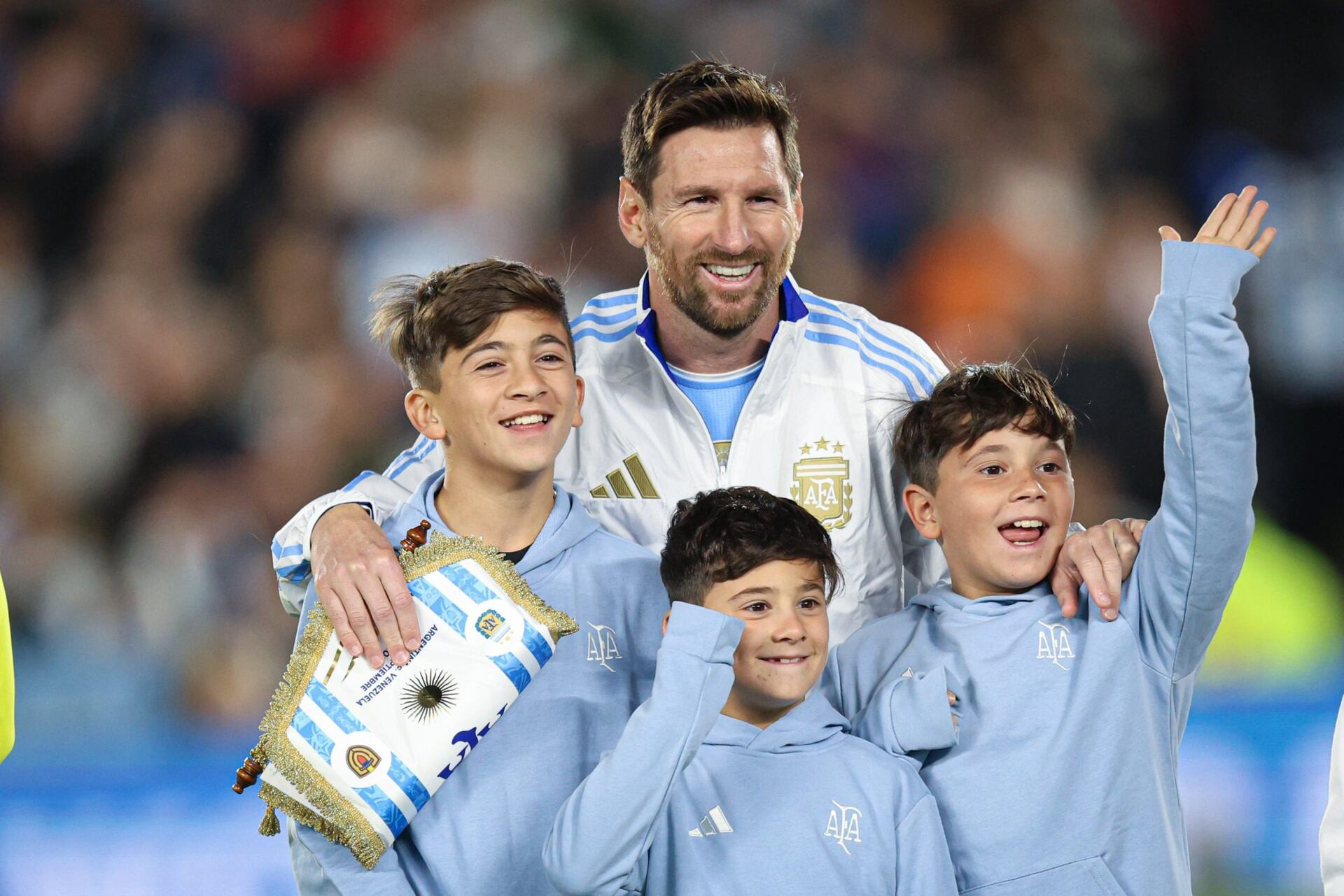 La Nacion - Messi con trai Argentina Venezuela.jpg