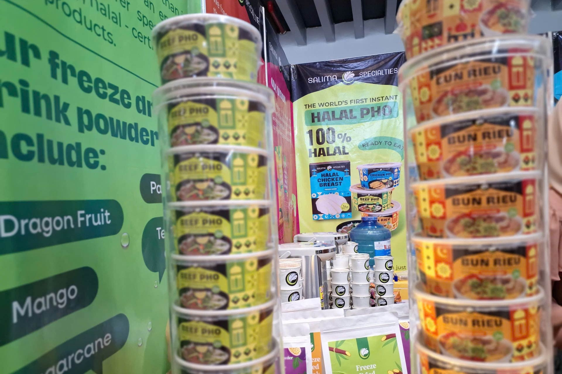 Lịch làm việc 'kỳ lạ' tại quốc gia Hồi giáo, cảnh giác với ‘hợp đồng nhân đạo'