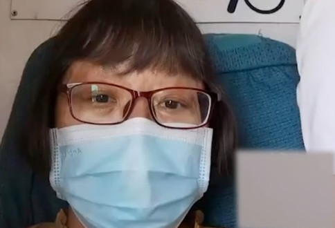 Người mẹ 50 tuổi đỗ cao học ngành Luật nhờ 30kg sách cũ của con trai thi trượt