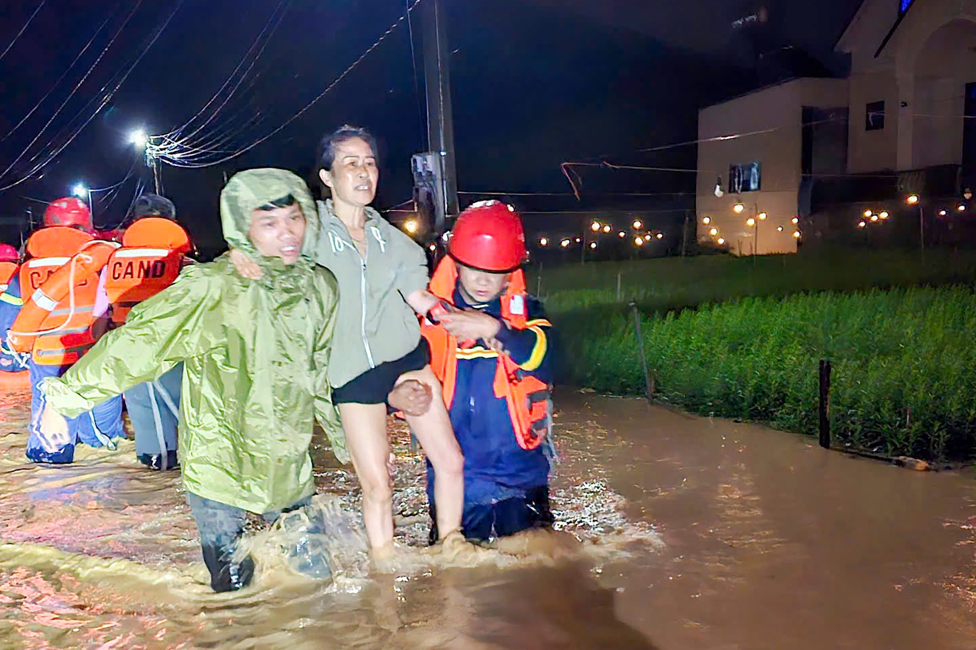 Nước ngập sâu cả mét, Lâm Đồng di dời hàng trăm hộ dân trong đêm