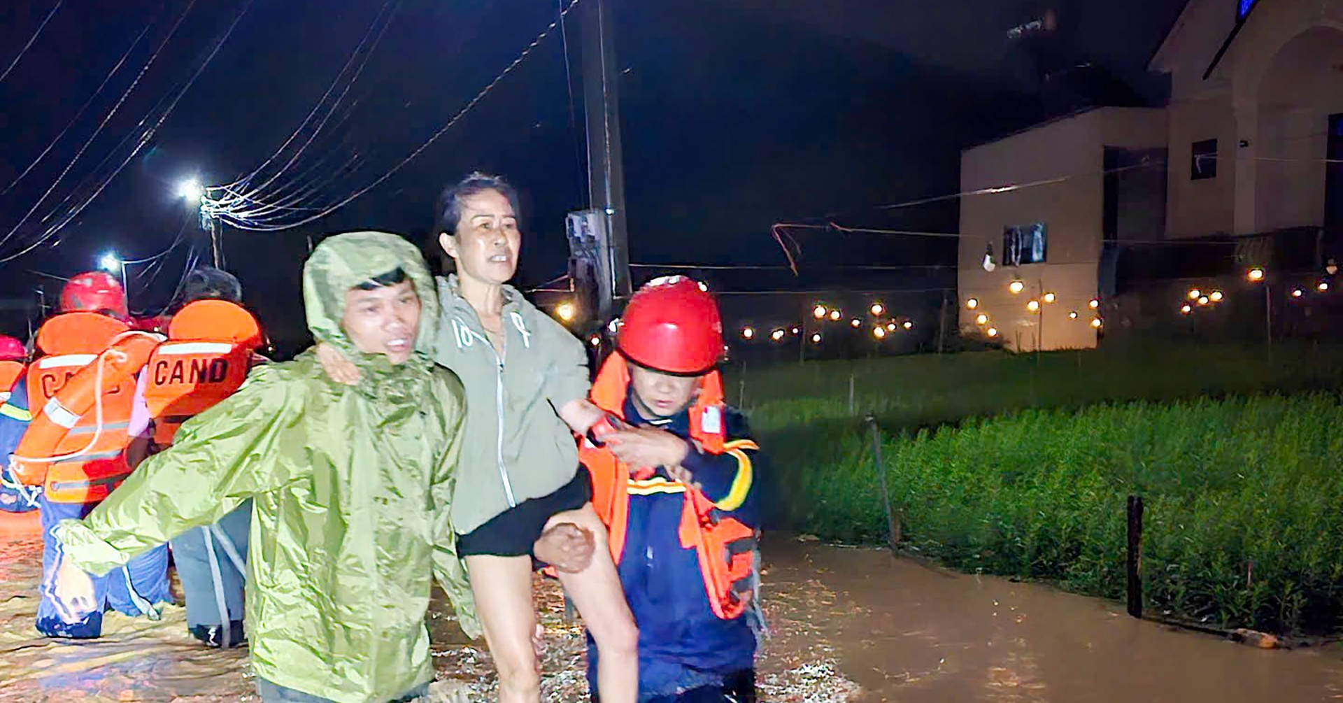 Nước ngập sâu cả mét, Lâm Đồng di dời hàng trăm hộ dân trong đêm