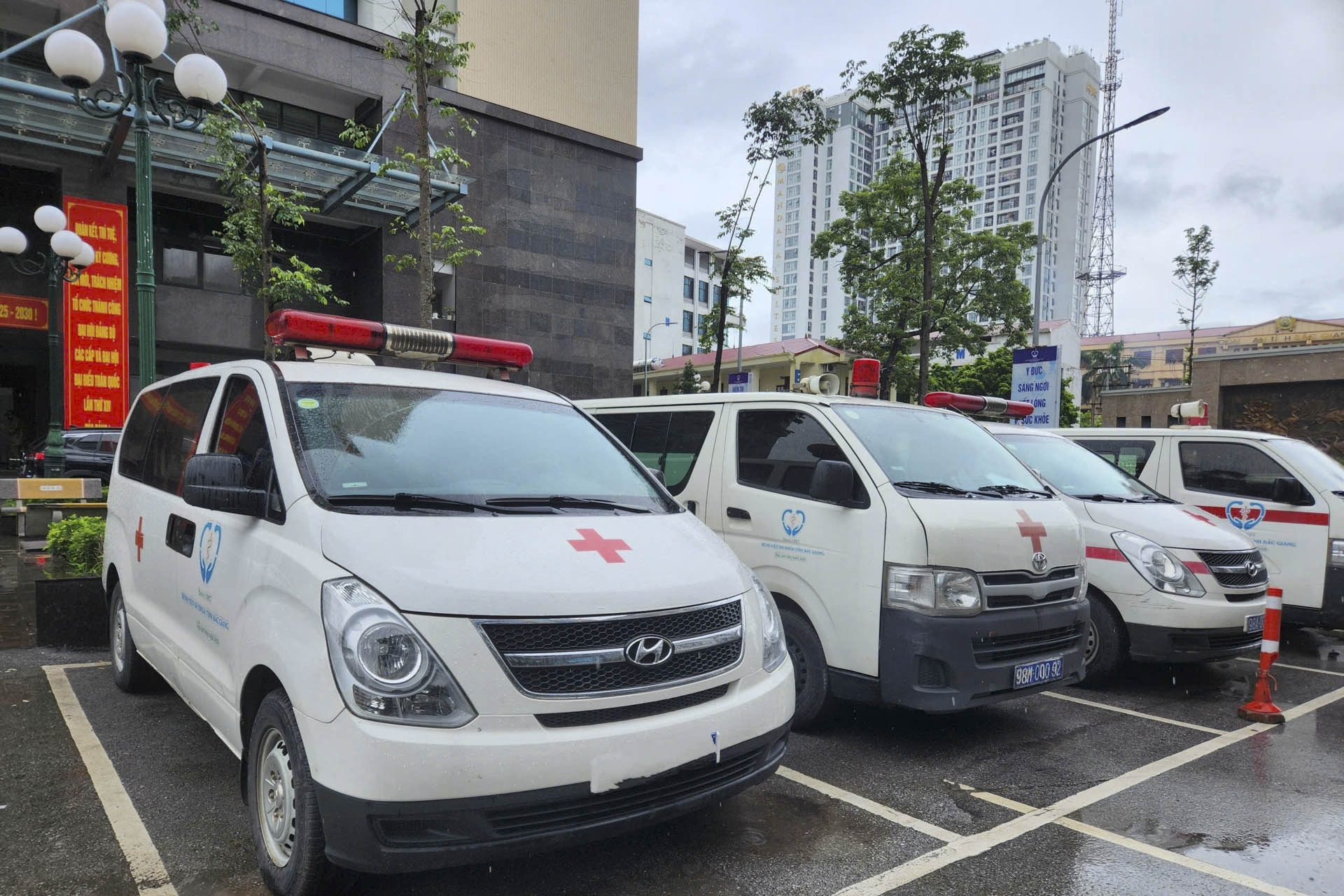 Sa thải 2 nhân viên, cảnh cáo 1 viên chức vụ thu 21 triệu đồng tiền xe cấp cứu