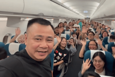 Ca sĩ Đan Trường tình tứ với vợ cũ, NSND Tự Long phấn khích gặp fan trên máy bay