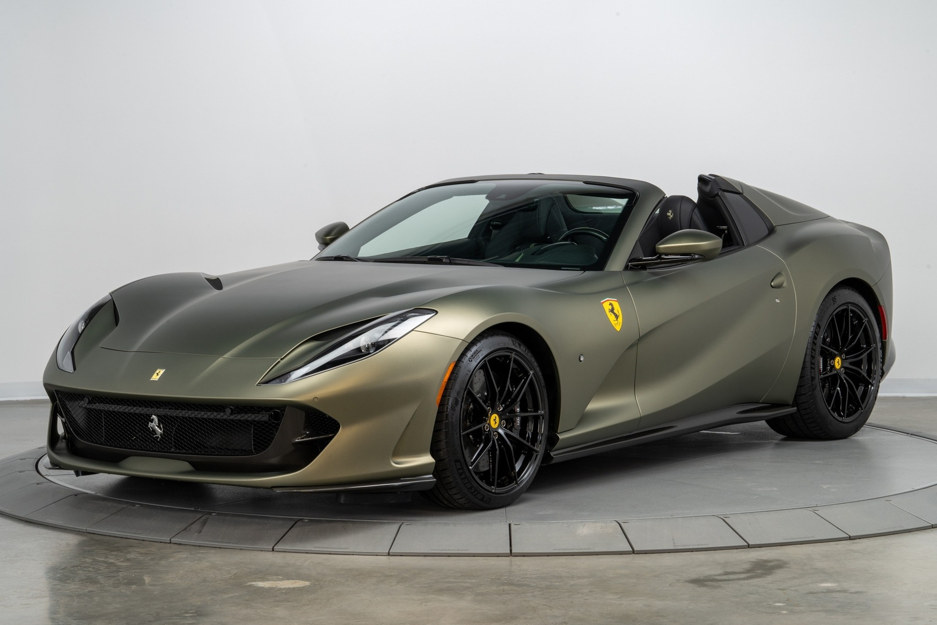 Thêm siêu xe Ferrari 812 triệu đô xuất hiện tại TPHCM, màu sơn độc nhất Việt Nam