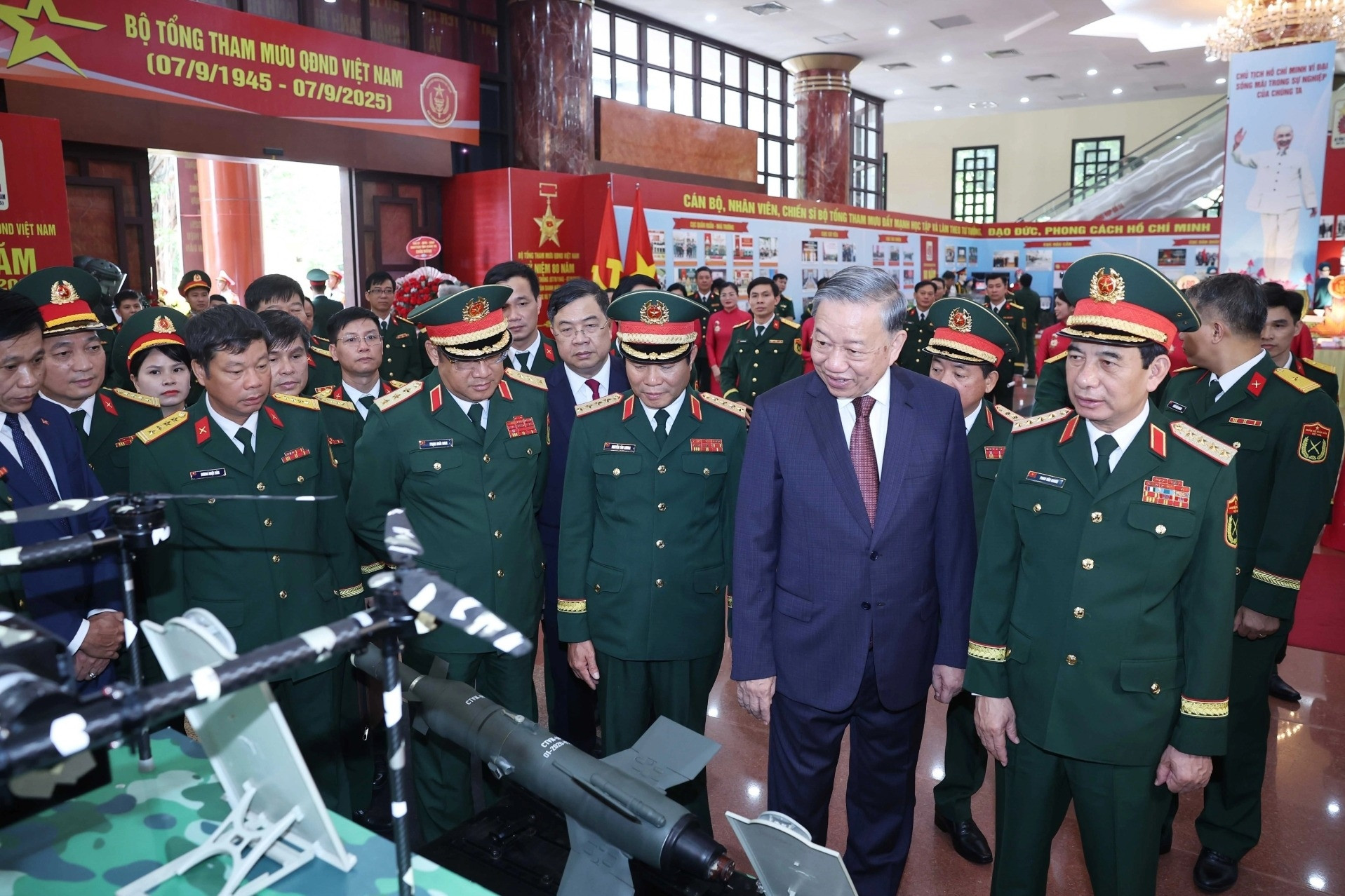 Tổng Bí thư: Quan tâm đầu tư vũ khí trang bị cho các lực lượng tiến lên hiện đại