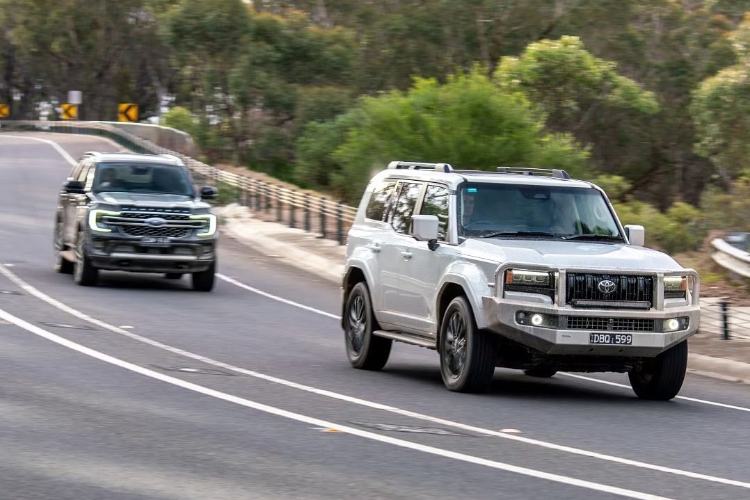Toyota Land Cruiser Prado 2025 và Ford Everest Platinum: SUV nào đáng mua hơn?