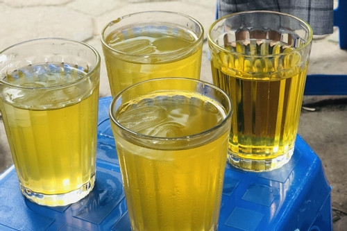 Trà đá vỉa hè Hà Nội đồng loạt tăng giá, vẫn 'vô địch' trên bàn đồ uống