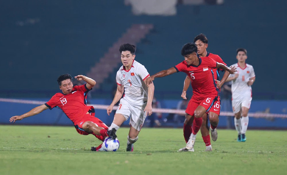 U23 Viet Nam vs U23 Singapore.jpg