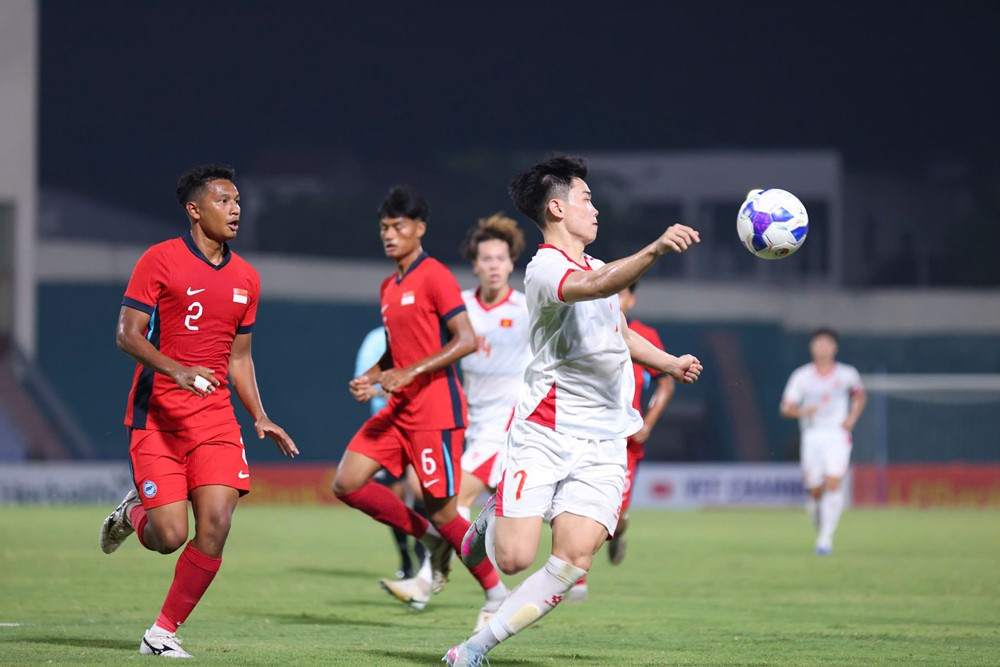 U23 Viet Nam vs U23 Singapore 2.jpg