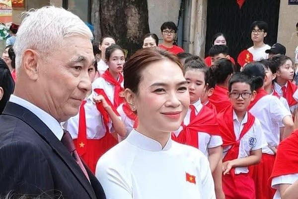 Vệ sĩ tóc bạc kề cận Mỹ Tâm: Làm chủ công ty 2.500 nhân viên, kín tiếng hôn nhân