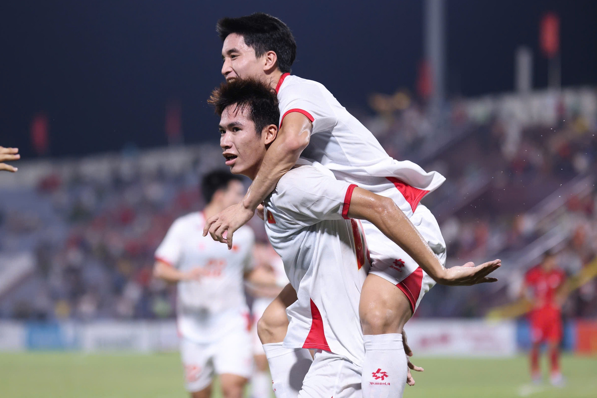 Video bóng đá U23 Việt Nam vs U23 Singapore: 'Kép phụ' hóa người hùng