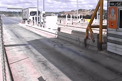 Xe container lao xuyên trạm thu phí, húc văng xe cảnh sát trên cao tốc