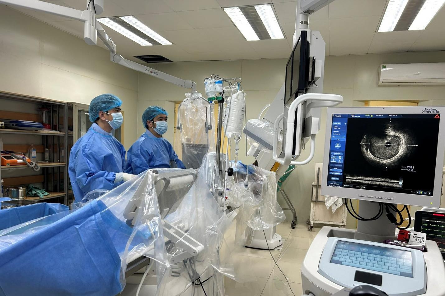 20 y bác sĩ thay phiên ép tim cứu người đàn ông trẻ