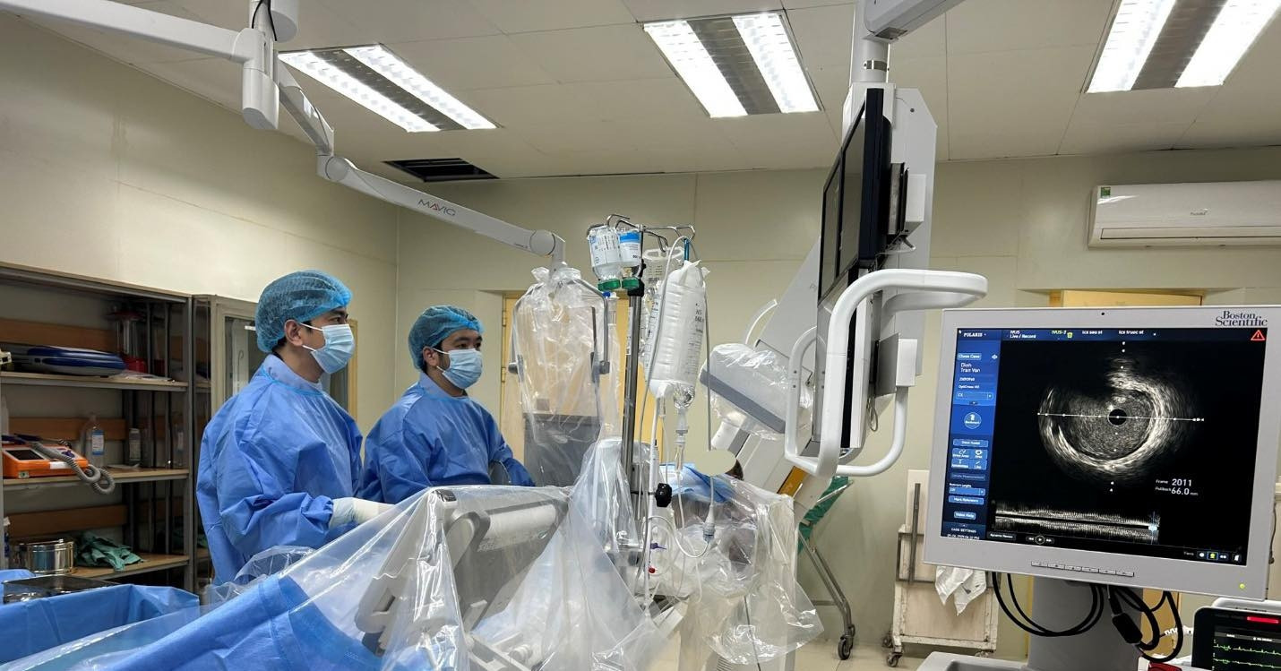 20 y bác sĩ thay phiên ép tim cứu người đàn ông trẻ