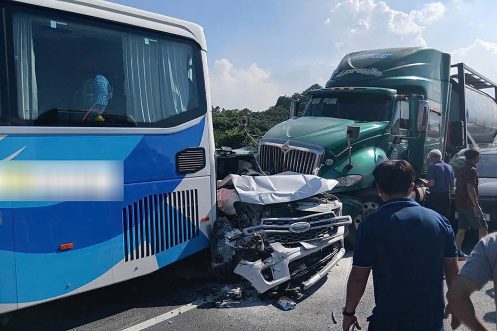 5 ôtô tông liên hoàn trên cao tốc Cao Bồ - Mai Sơn
