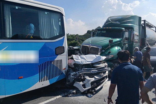 5 ôtô tông liên hoàn trên cao tốc Cao Bồ - Mai Sơn