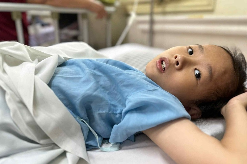 Bé gái 10 tuổi hai lần mổ u não, cần vòng tay cộng đồng giúp đỡ