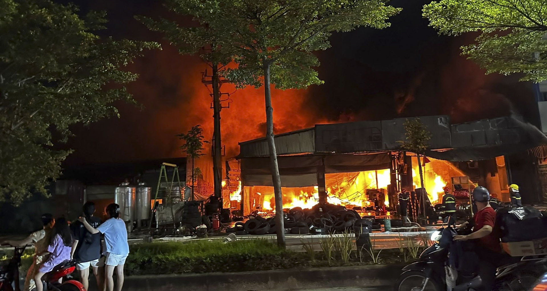 Cháy xưởng lốp ô tô ở Bắc Ninh, cảnh sát nỗ lực dập lửa suốt nhiều giờ