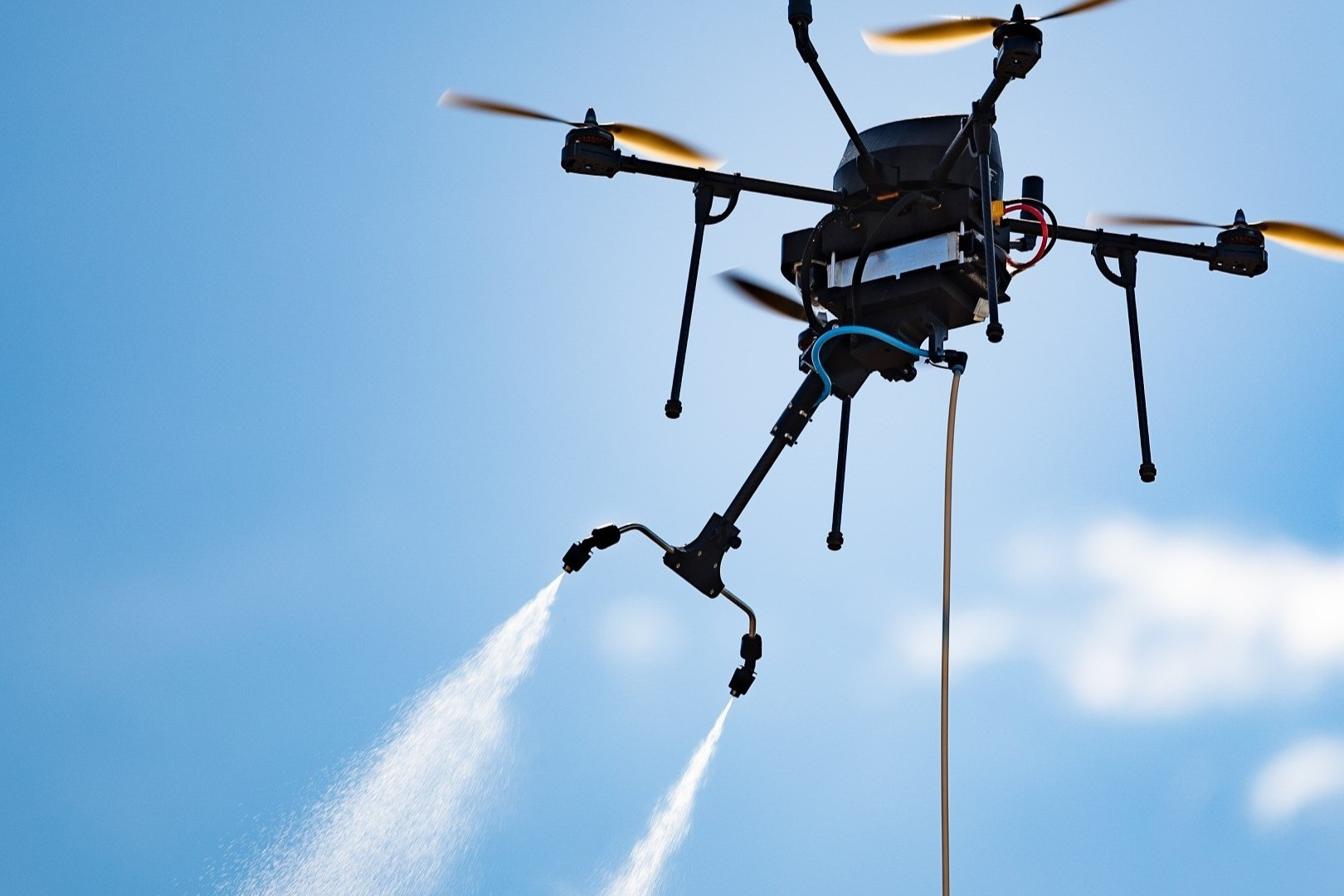 Vệ sinh tấm pin năng lượng bằng Drone