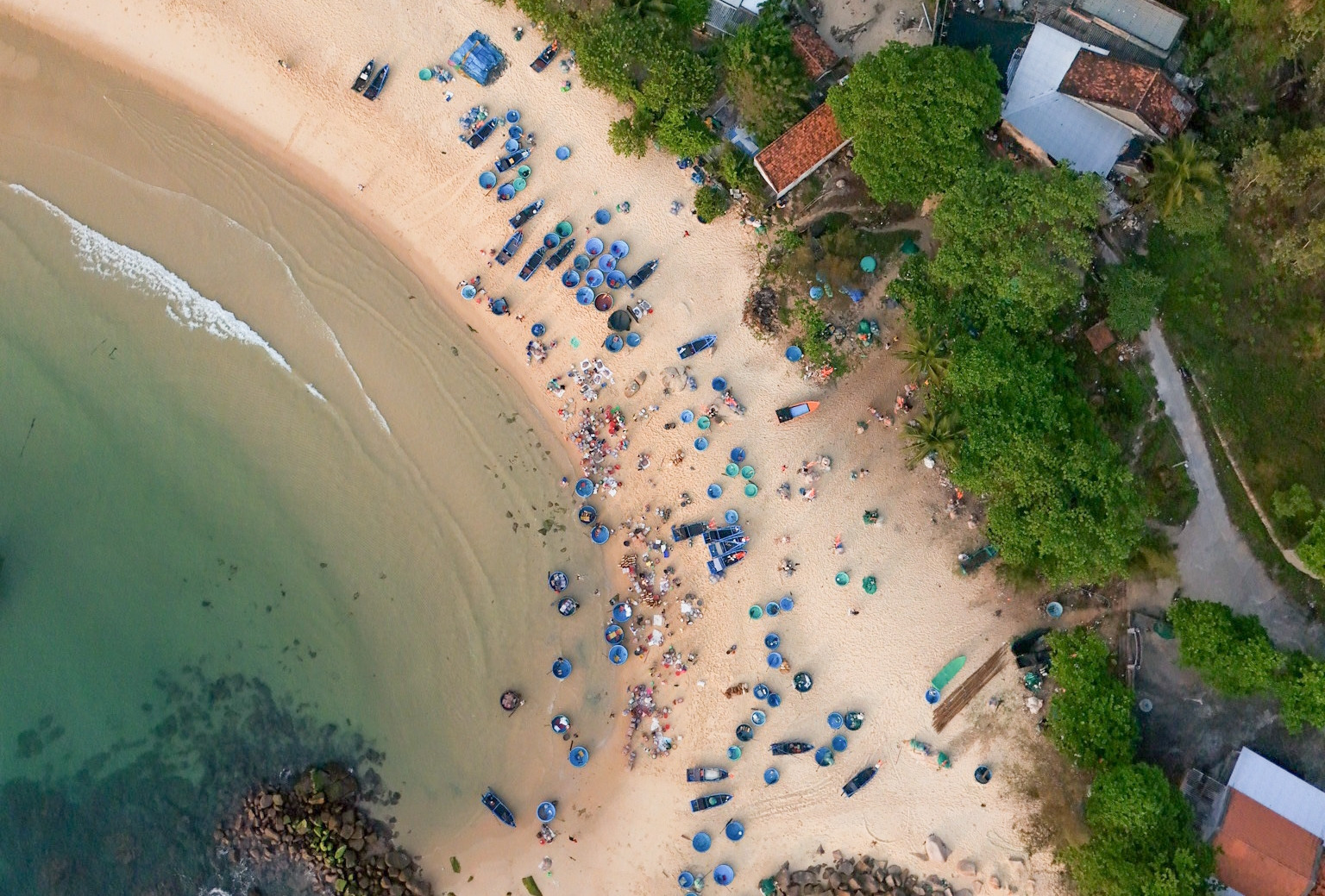 Đến làng chài 'triệu view', khách ngỡ ngàng vì bánh xèo 3 nghìn, hải sản siêu rẻ
