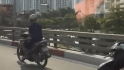 Thanh niên chạy xe máy dùng điện thoại ở Hà Nội, bị Cục trưởng CSGT ghi hình