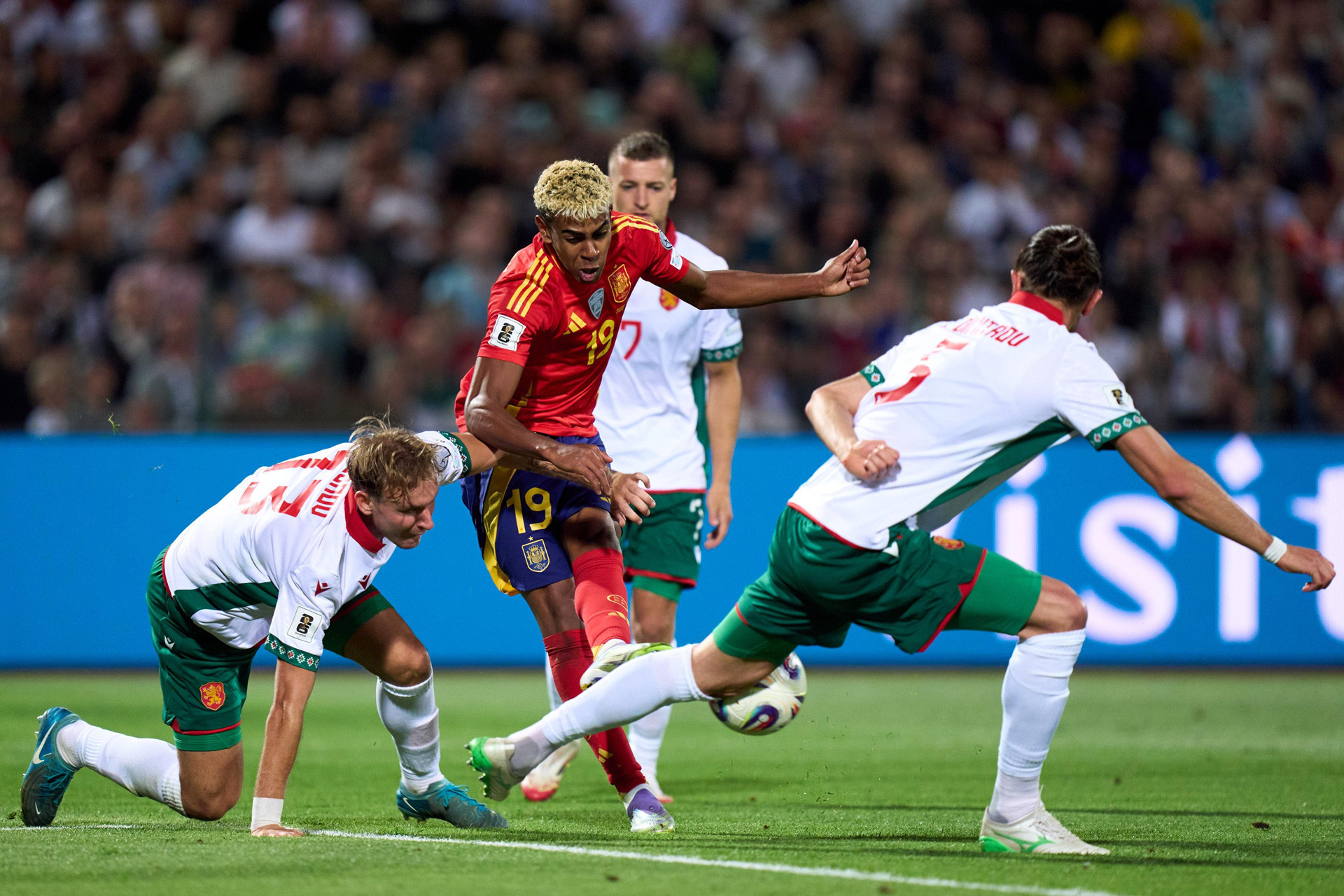 Lamine Yamal Hand Spain Bulgaria.jpg