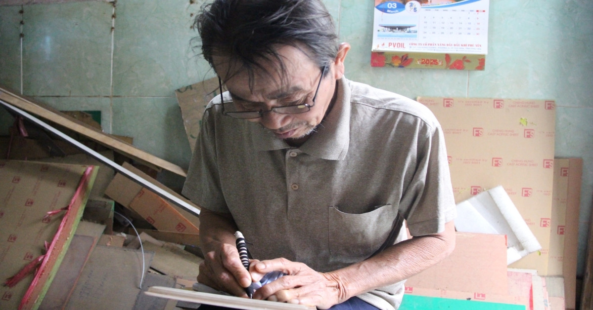 Người thợ già giữ nghề gần 50 năm và &amp;apos;bí mật&amp;apos; về 80 chiếc móc khóa khắc tên