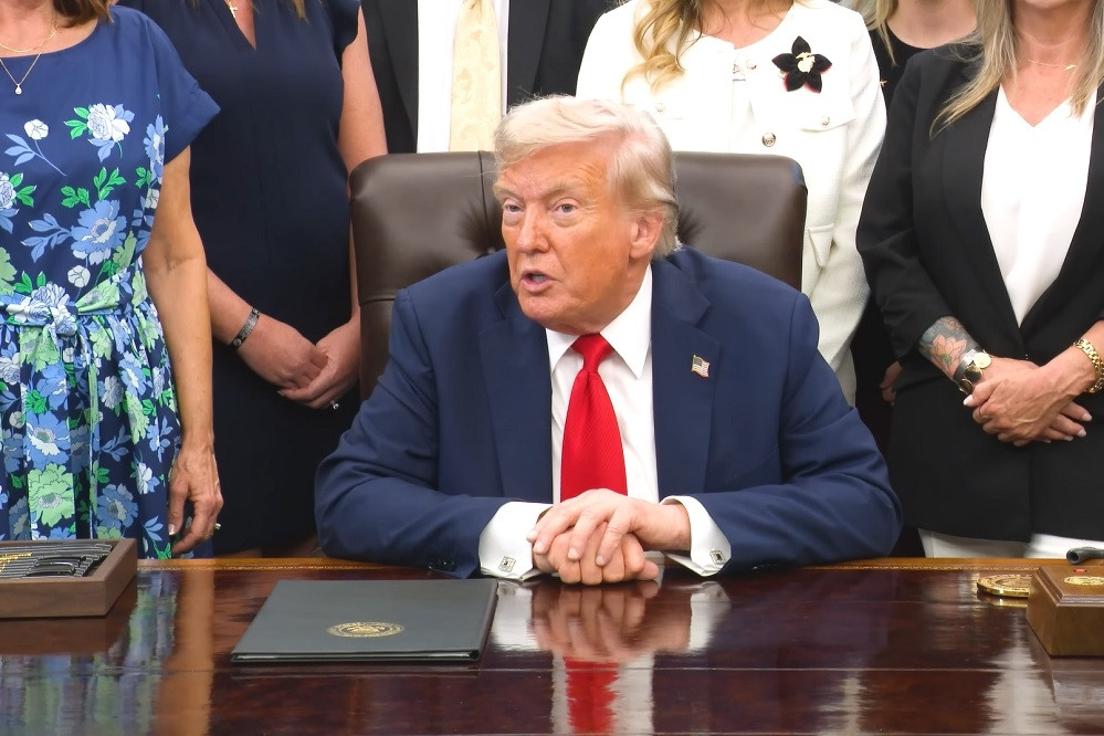 Ông Trump dọa cho phép quân đội Mỹ bắn hạ máy bay quân sự Venezuela