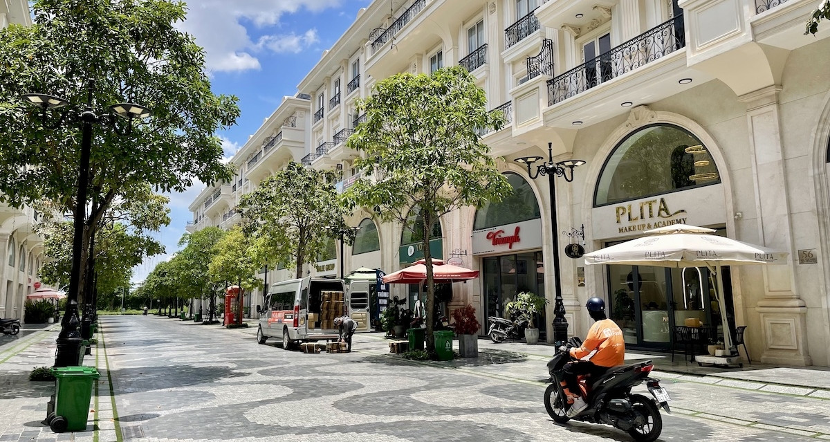 Phía sau shophouse 50 tỷ èo uột cho thuê; bỏ đề xuất áp thuế 20% lãi bán nhà đất