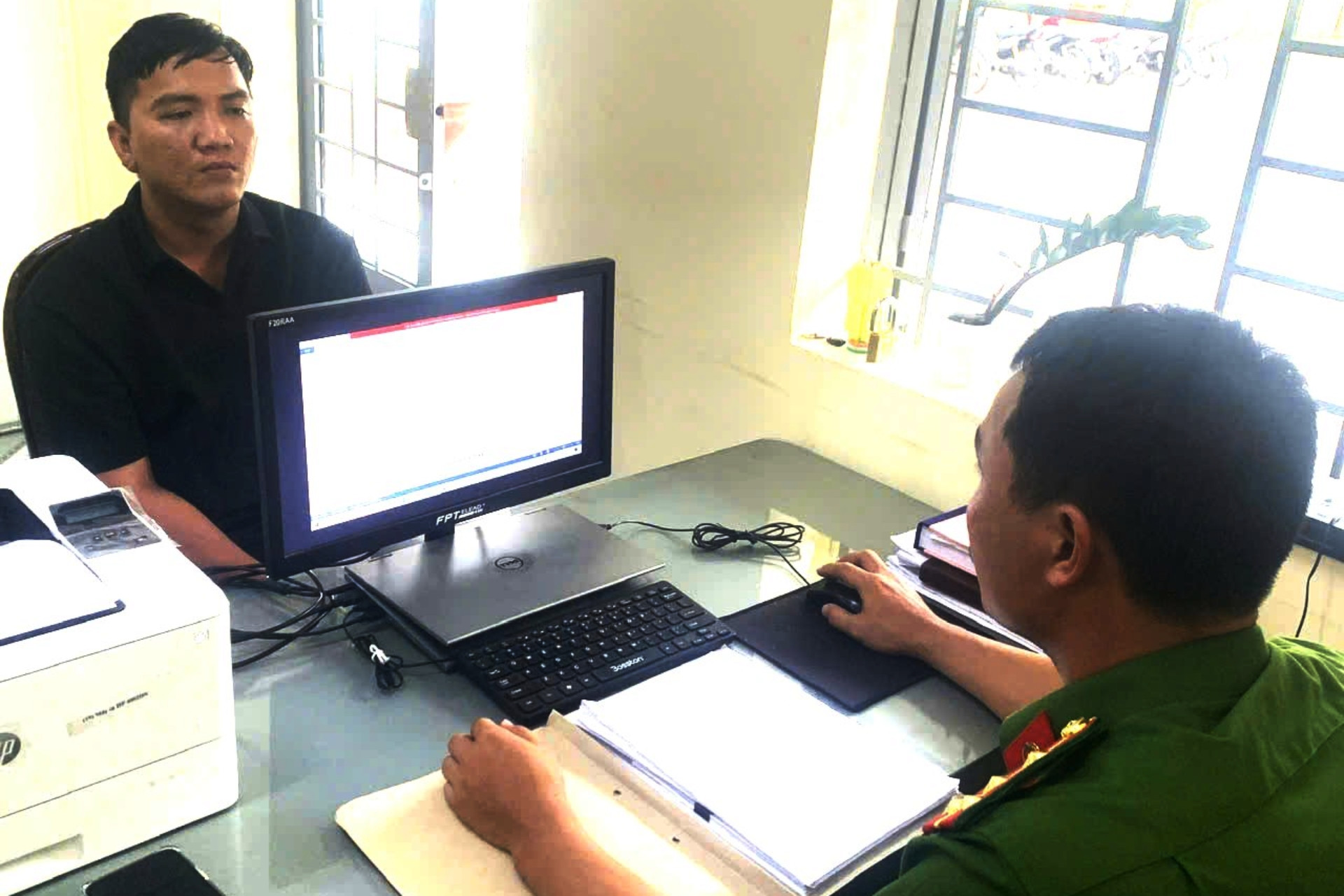 Thanh niên bị giam giữ, ép gọi người thân ở nước ngoài gửi tiền về trả nợ