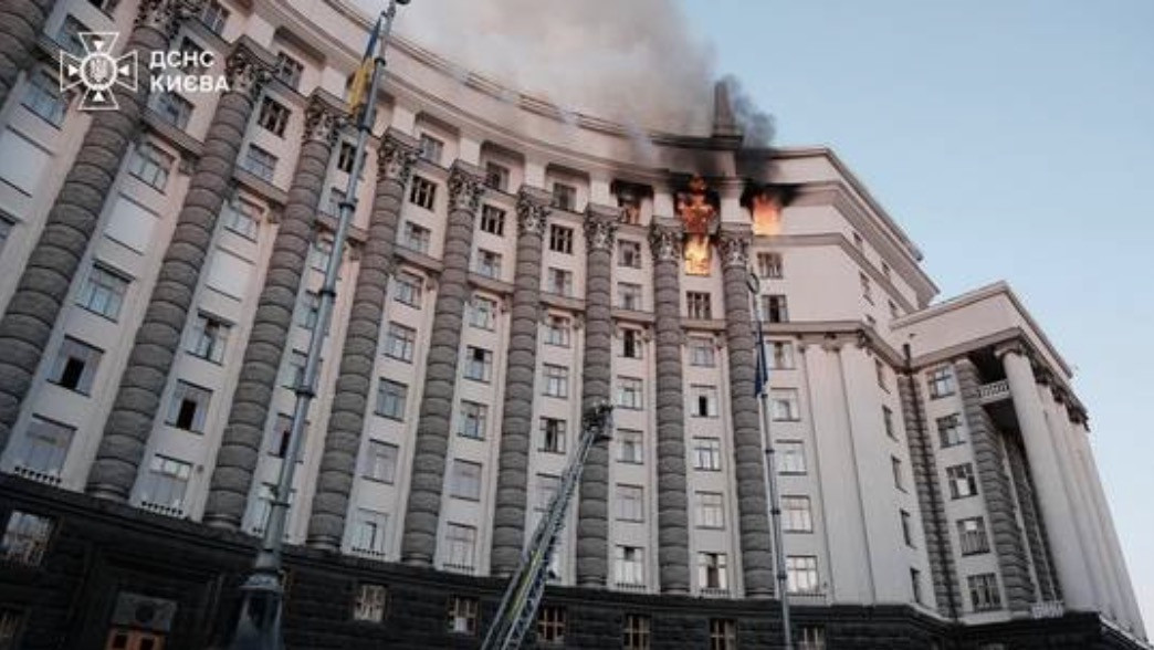 Tòa nhà chính phủ Ukraine cháy. Ảnh: Telegram