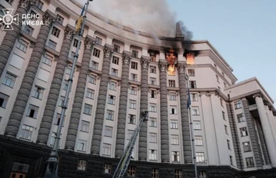 Trụ sở chính phủ Ukraine bốc cháy vì UAV của Nga