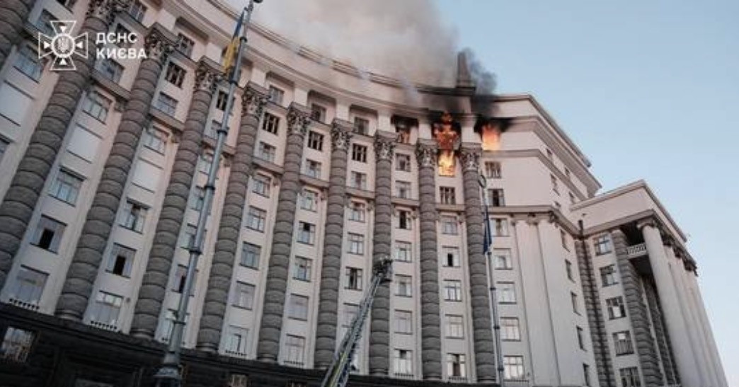 Trụ sở chính phủ Ukraine bốc cháy vì UAV của Nga