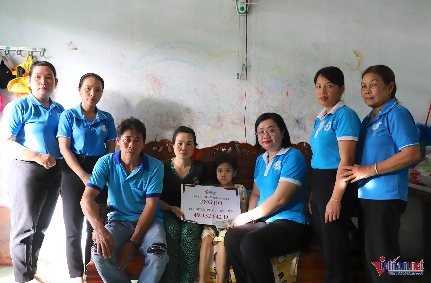 W-trao tiền cho bé Tiên.jpg