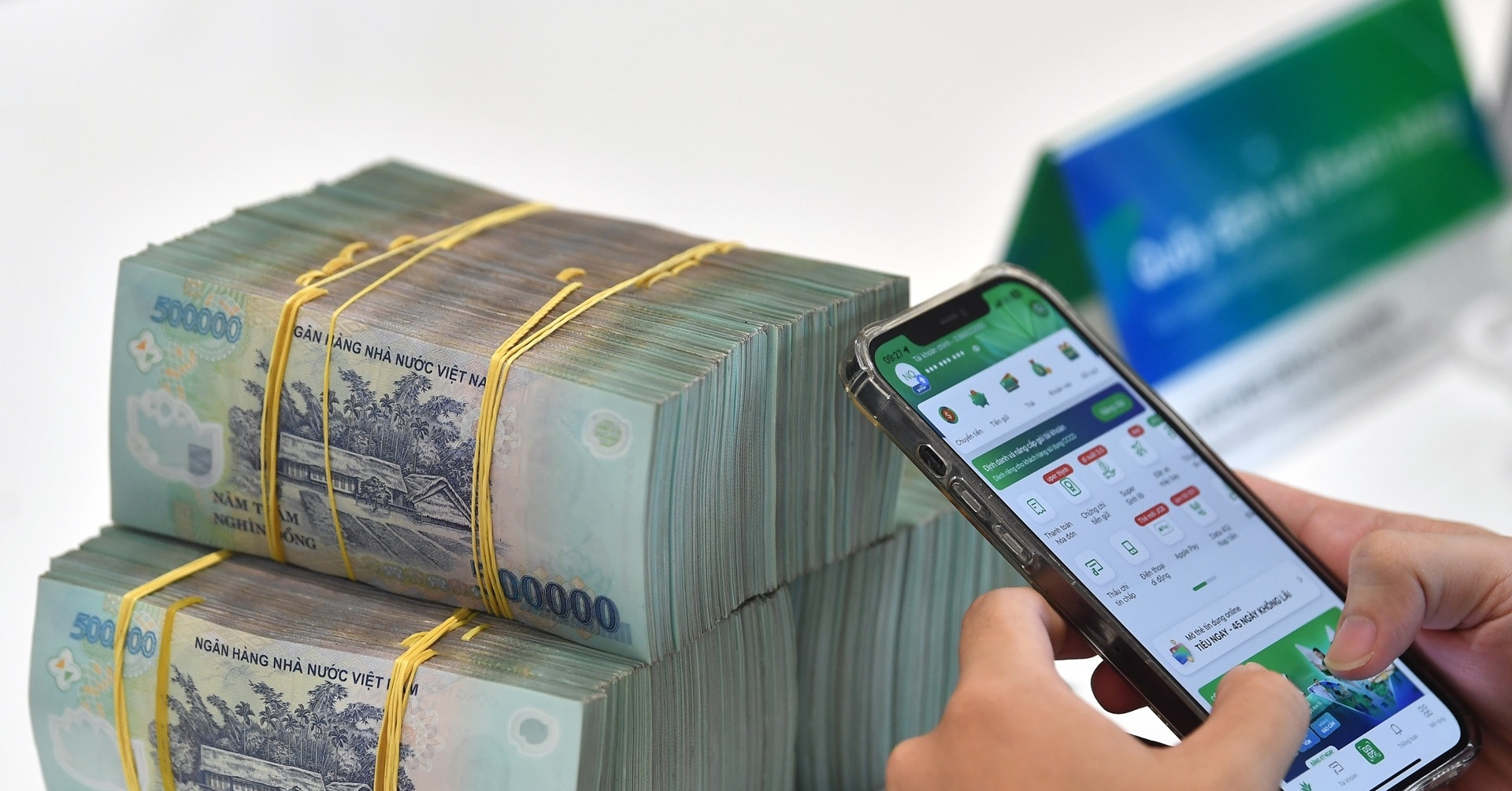 Lãi suất ngân hàng 8/9/2025: Lãi suất huy động thực tế khác xa niêm yết