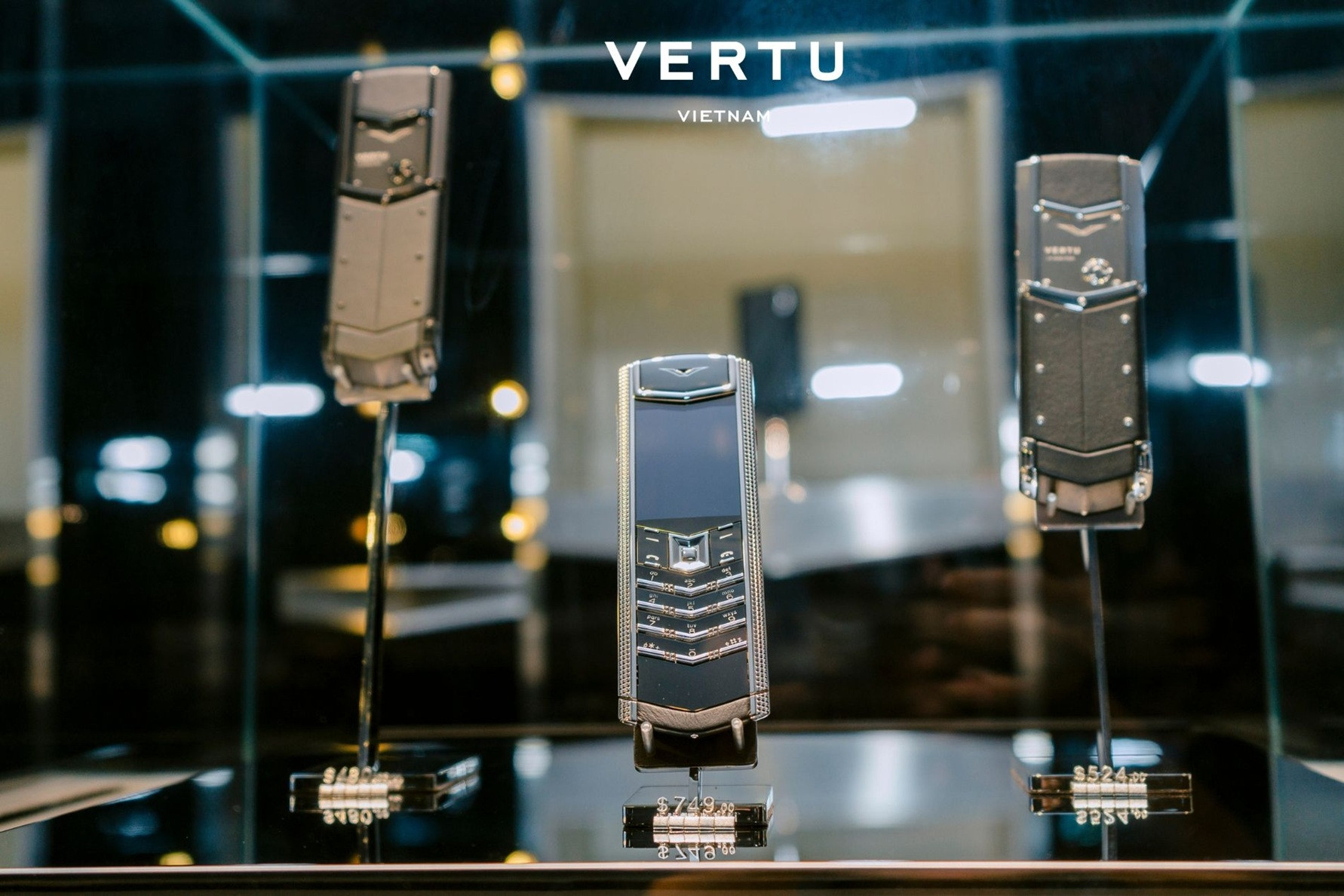 3 phiên bản Vertu Signature V 4G được khách Việt ưu ái, có mẫu hàng tỷ đồng