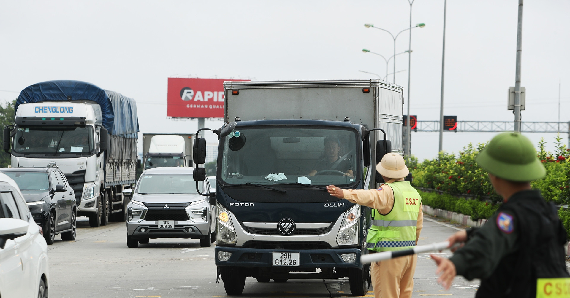 Từ 9/9, CSGT xử phạt tài xế ô tô tải đi vào làn sát dải phân cách của 2 cao tốc