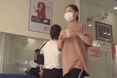 Bác sĩ nha khoa giải thích lý do đánh bệnh nhân chỉnh răng tại phòng khám TPHCM