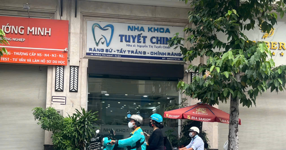 Bác sĩ nha khoa giải thích lý do đánh bệnh nhân chỉnh răng tại phòng khám TPHCM