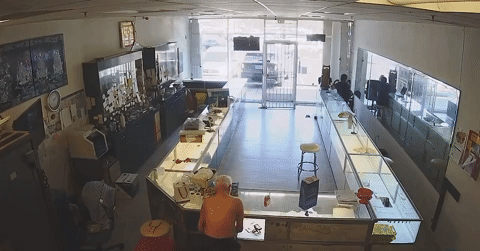 Băng nhóm táo tợn lái ô tô đâm sập cửa, cướp cửa hàng trang sức trong tích tắc