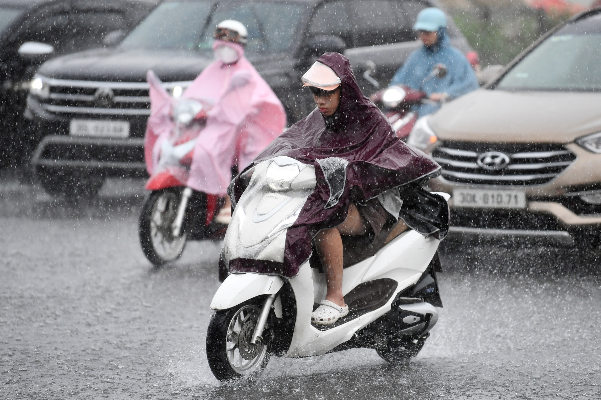 Bão số 7 suy yếu thành áp thấp nhiệt đới, miền Bắc có nơi mưa lớn đến 300mm