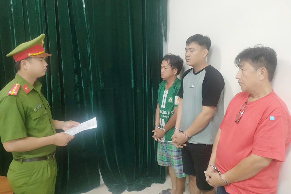 Bắt khẩn cấp 4 người vụ ẩu đả tại quán ăn có nghệ sĩ và nhiều Youtuber tham gia