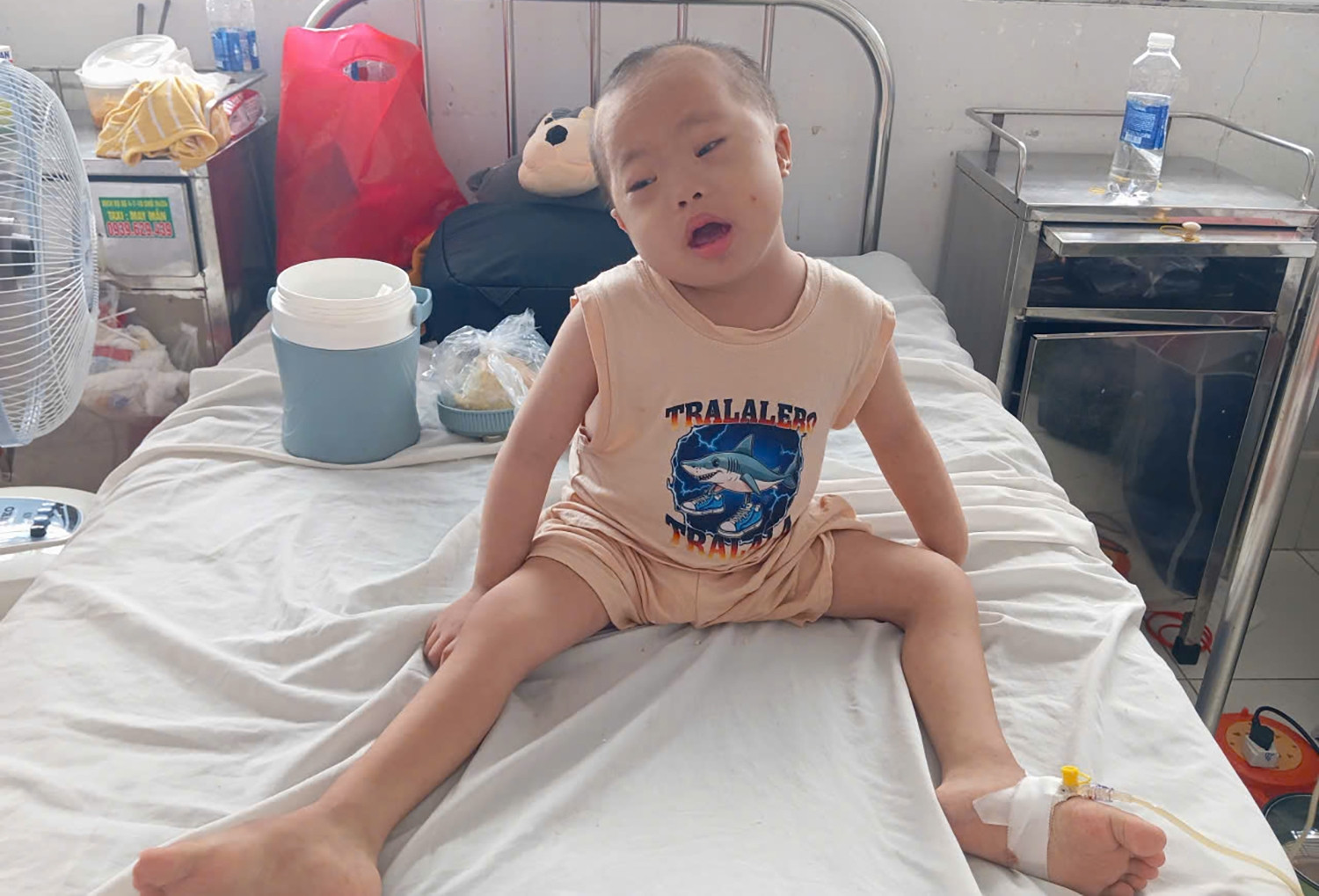 Bé 5 tuổi cùng lúc mang hai căn bệnh nguy hiểm, mẹ nghèo ôm con cầu cứu