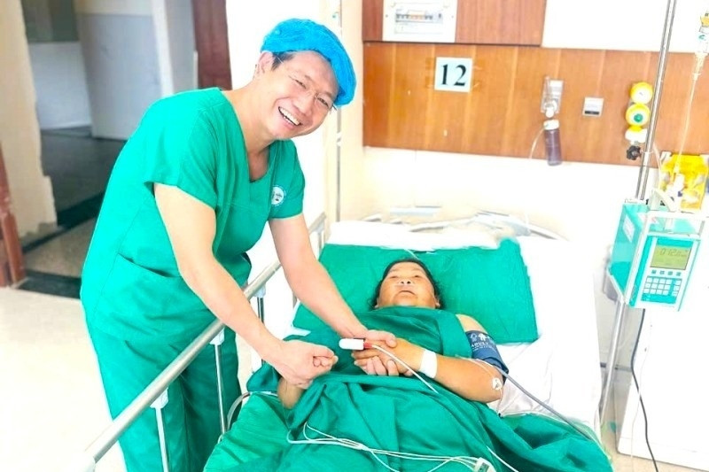 Bồn chứa nước từ trên cao rơi trúng, người phụ nữ thoát chết trong gang tấc