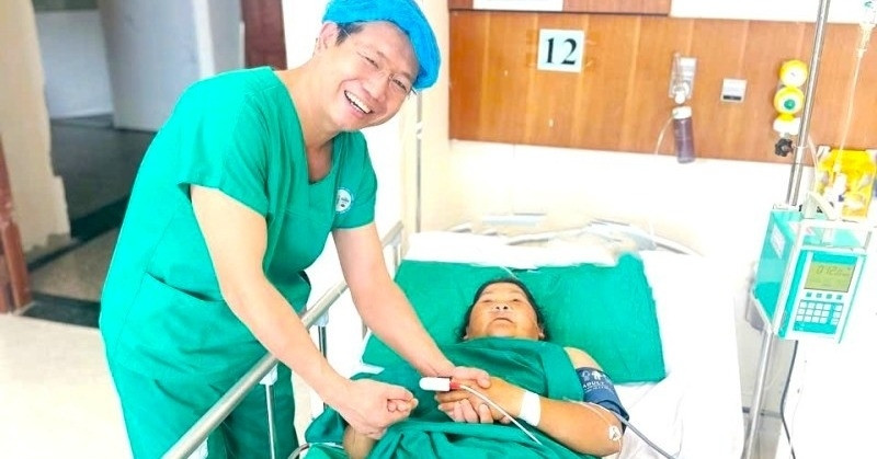 Bồn chứa nước từ trên cao rơi trúng, người phụ nữ thoát chết trong gang tấc