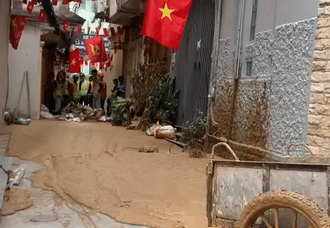 Bùn lại phun tràn 20m ở phố Giang Văn Minh, Hà Nội