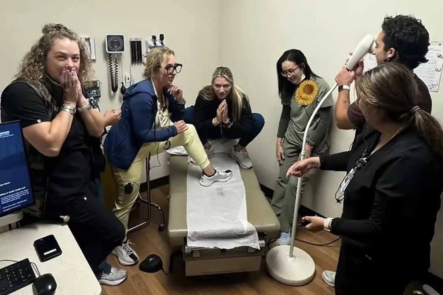 Các nhân viên y tế bị sa thải ngay lập tức vì 1 video vô cảm