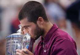 Carlos Alcaraz chiếm đỉnh bảng ATP, lập nhiều cột mốc đáng nể
