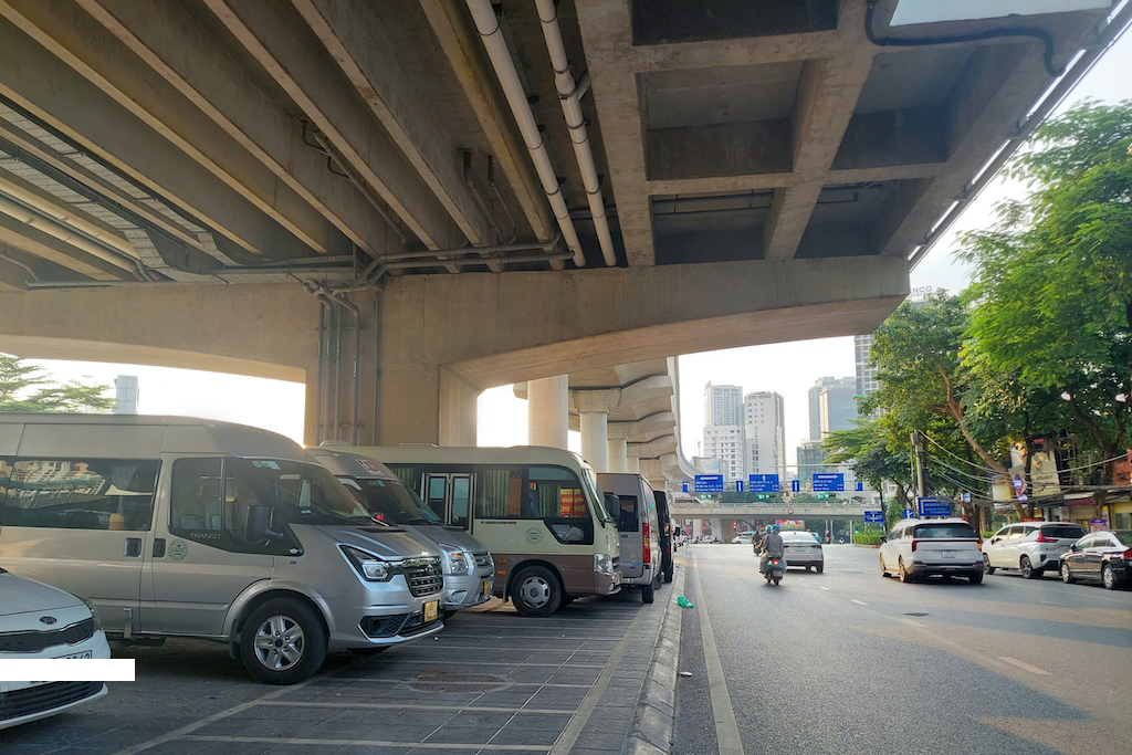 Cháy bãi giữ xe gầm cầu Vĩnh Tuy: Vì sao gầm cầu các ga metro vẫn trông giữ?
