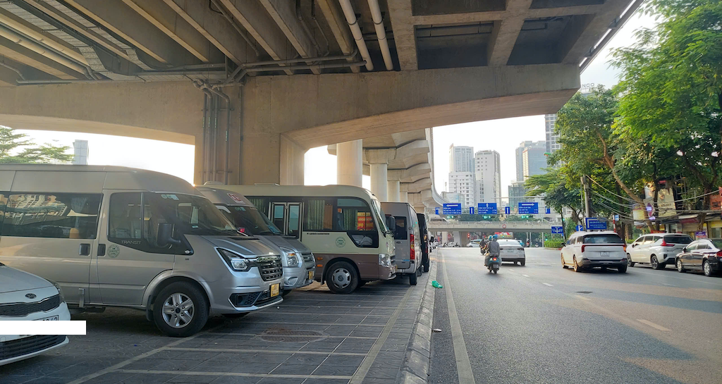 Cháy bãi giữ xe gầm cầu Vĩnh Tuy: Vì sao gầm cầu các ga metro vẫn trông giữ?
